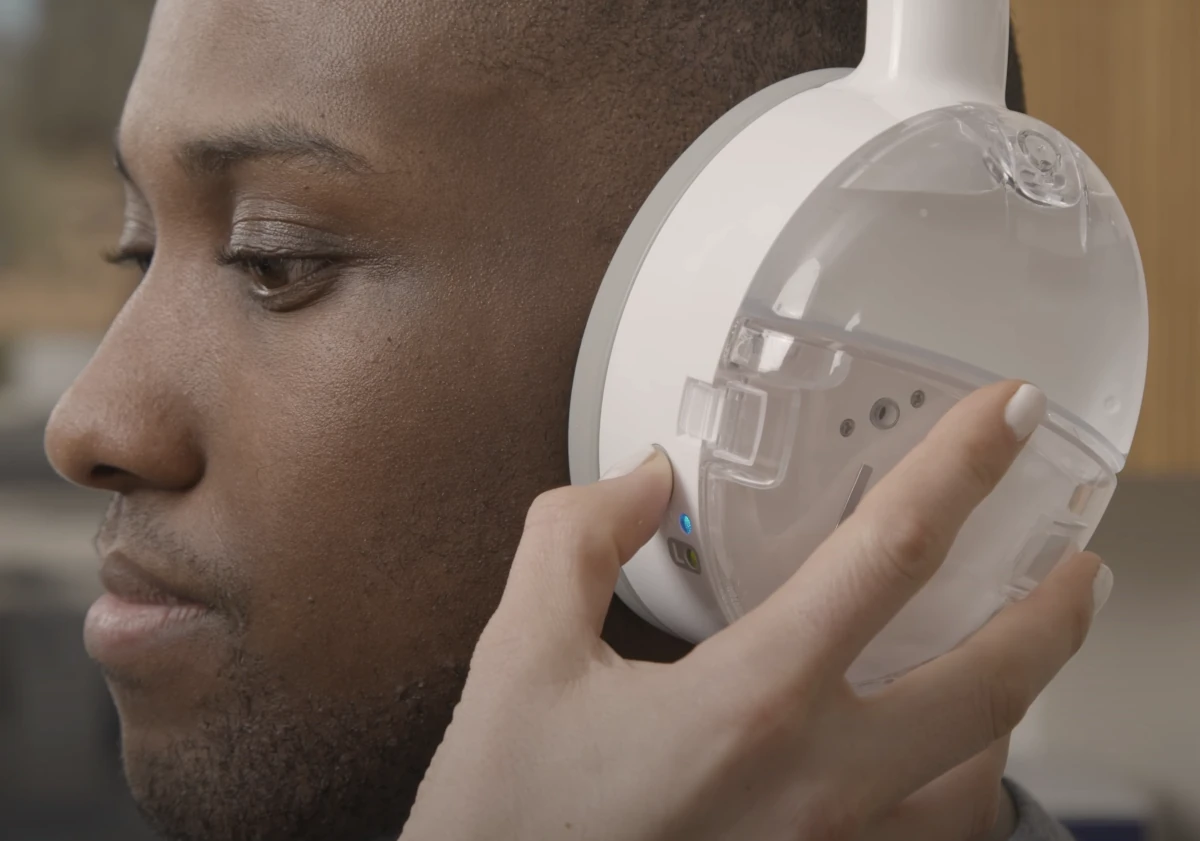 demonstration of otoset ear-cleaning headphones